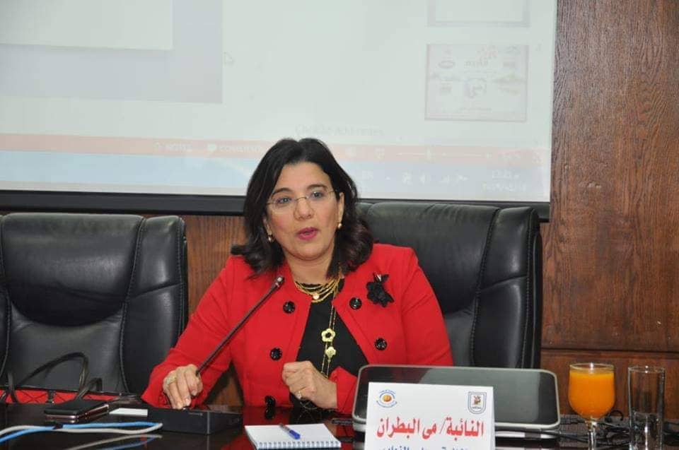 كلية الاقتصاد والعلوم السياسية تمنح «مي البطران» درع الكلية