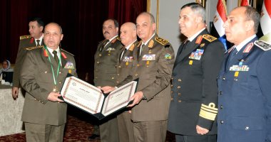 وزير الدفاع يكرم قادة القوات المسلحة المحالين للتقاعد
