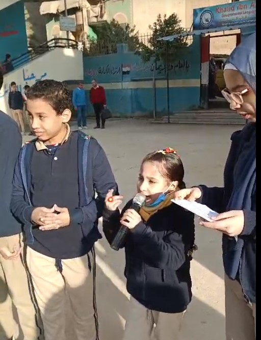 بالصور : "مريم" أصغر إذاعية تمدح حبيب الروح بمدرسة خالد بن الوليد