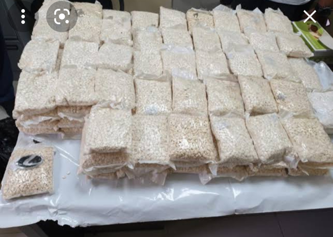 احباط محاولة تهريب كمية من مخدرالايس داخل جوال دقيق مع راكب قادم من السعودية