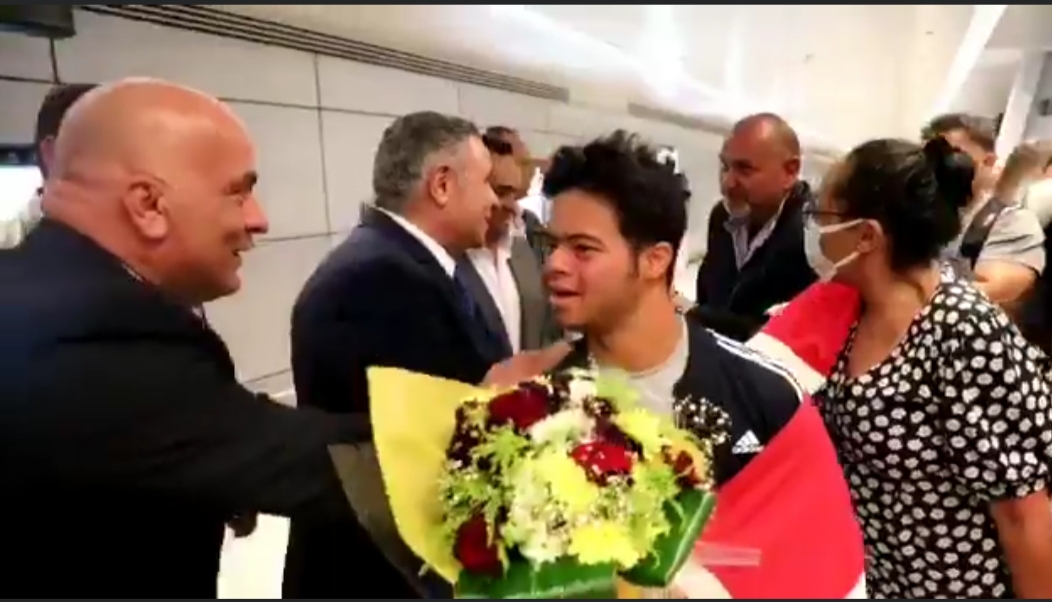 بالصور :  محافظ البحر الأحمر يستقبل بعثة السباحين المصريين الأصحاء وذوي الهمم في مطار الغردقة