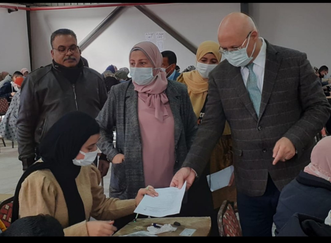 رئيس جامعة بنها يتفقد سير الامتحانات بالكليات ويؤكد على توفير سبل الراحة للطلاب