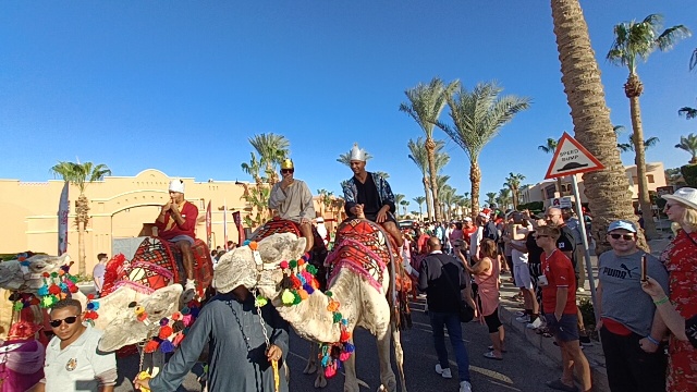 زفة بلدي وفرعوني لـ «بابا نويل» في شوارع الغردقة بمشاركة السائحين