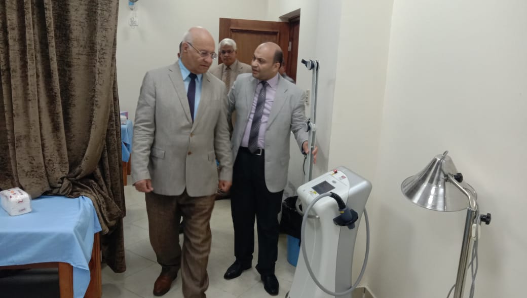 رئيس جامعة بنها يواصل جولاته لمتابعة امتحانات الفصل الدراسى الثانى بكليتى العلاج الطبيعى والفنون التطبيقية