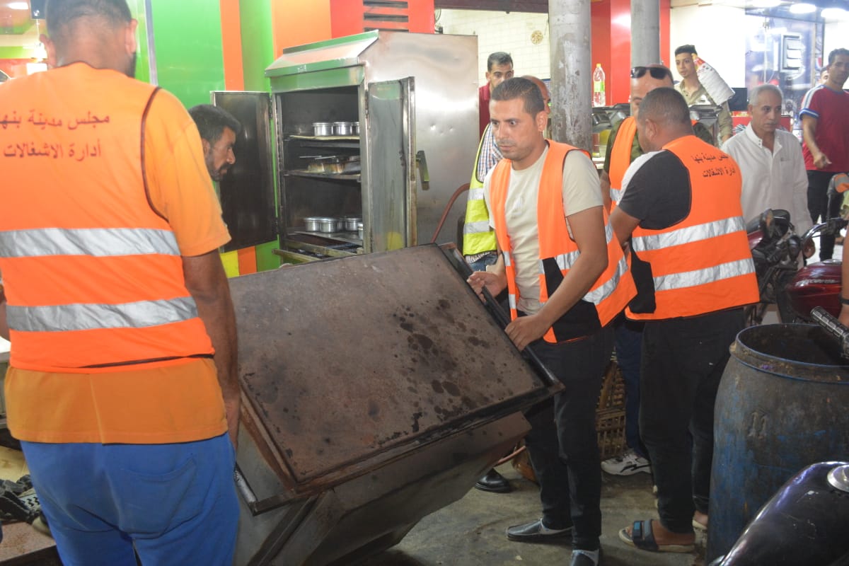 محافظ القليوبية يقود حملة مسائية لإزالة الإشغالات والتعديات على أرصفة المُشاة والطريق العام بمدينة بنها 