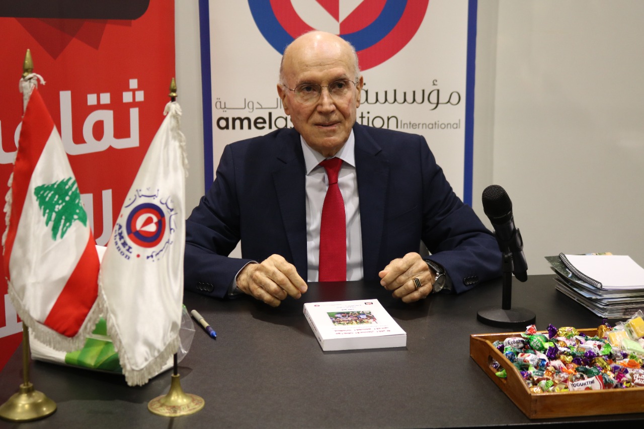 كامل مهنا يوقع كتاب "مواجهة الاستثمار المفرط لمفهوم المجتمع المدني":