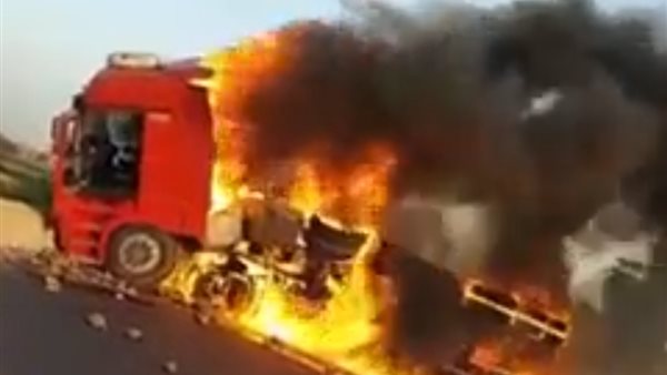 احتراق شاحنة مواد بترولية قرب مدخل الغردقة.. وانتظام الحركة المرورية بعد إخماده