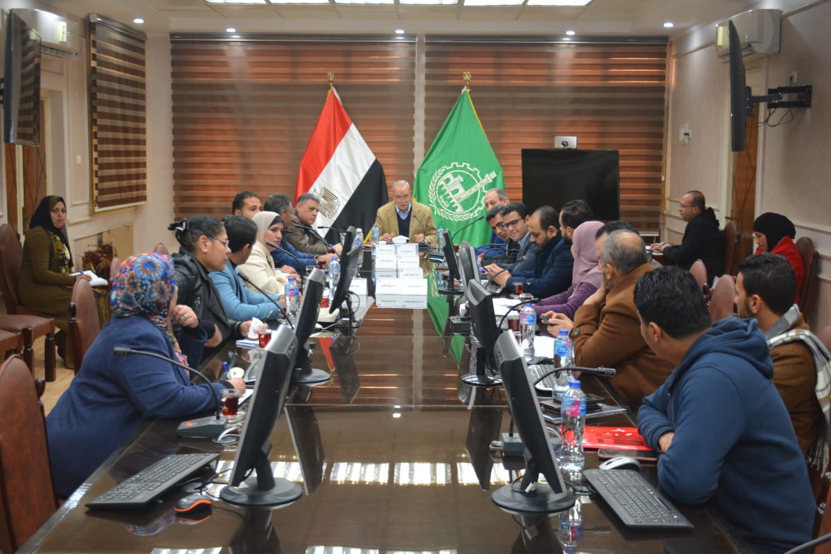 محافظ القليوبية يعقد إجتماعاً موسعاً لمناقشة البدء بأعمال رصف المنطقة المحيطة بالترعة البولاقية وتذليل المعوقات الخاصه بتطوير شارع أحمد عرابي