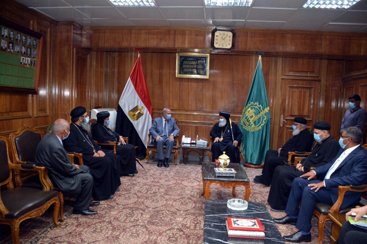 محافظ القليوبية يستقبل وفد من الكنيسة القبطية لتقديم التهنئة بعيد الأضحى المبارك