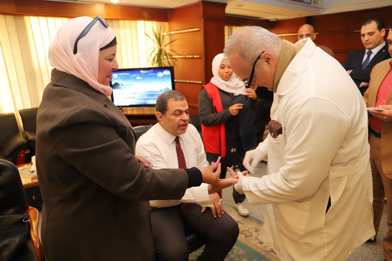 تحت شعار "100 مليون صحة" للقضاء على فيروس سىر"القوي العاملة" تخصص مقرها للكشف المبكر عن الإصابة بفيروس "سي"
