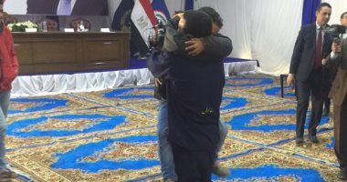 أحضان وقبلات السجناء المفرج عنهم وذويهم