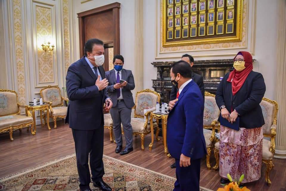 خالد عبدالغفار يؤكد أهمية التعاون وتبادل الخبرات بين مصر وماليزيا في التصدي لجائحة كورونا