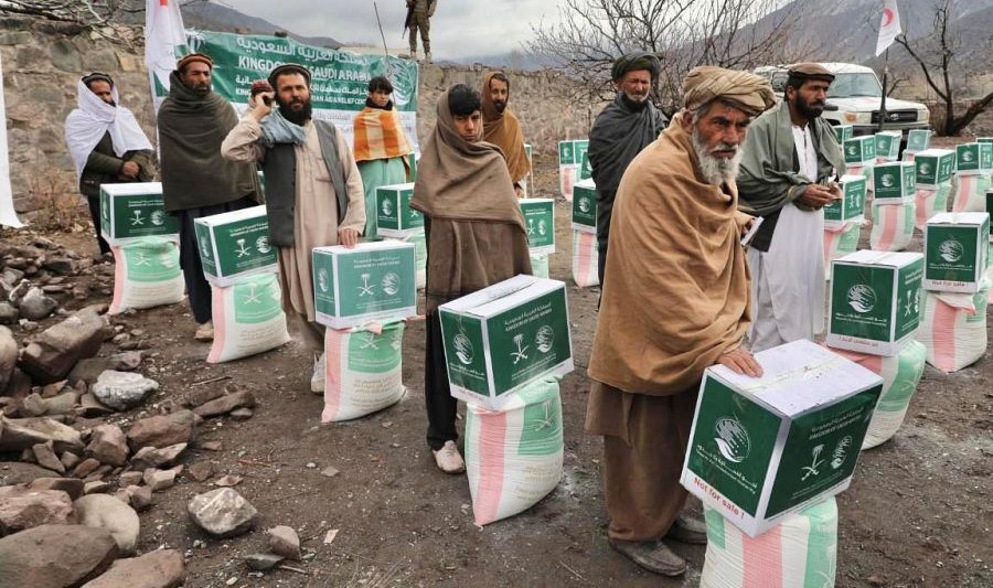 مركز الملك سلمان للإغاثة يوزع سلال غذائية في ولايات أفغانستان