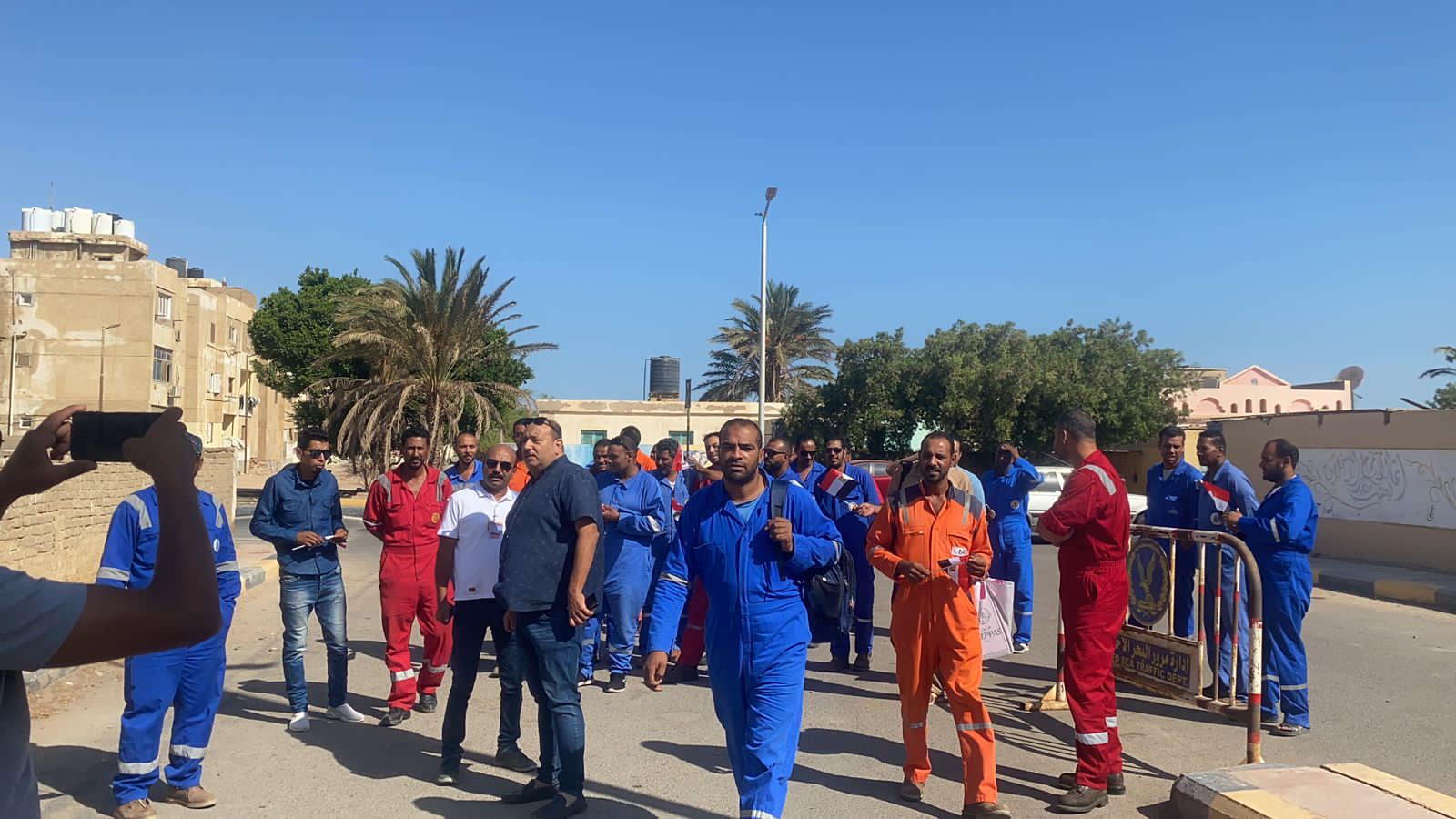 طوابير أمام مكاتب الشهر العقاري لتحرير توكيلات بترشح الرئيس السيسي بمدن البحر الأحمر