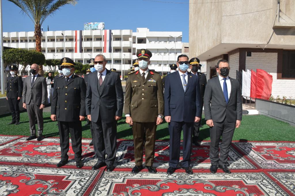 محافظ القليوبية ونائب مدير أمن القليوبية والقيادات الأمنية يضعون إكليلا من الزهور على قبر الجندي المجهول بمقر قوات الأمن بمناسبة عيد الشرطة ال 70