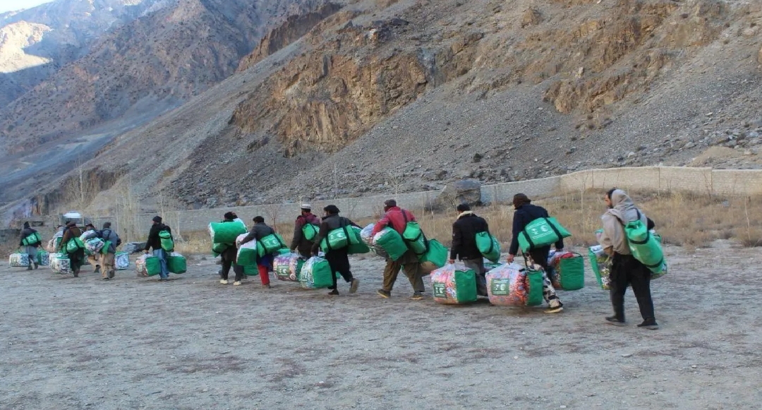 سلمان للإغاثة يوزع آلاف من السلال الغذائية والحقائب الشتوية بـ باكستان