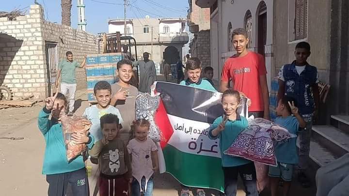 في لافتة انسانية...تبرع أطفال سوهاج لغزة 
