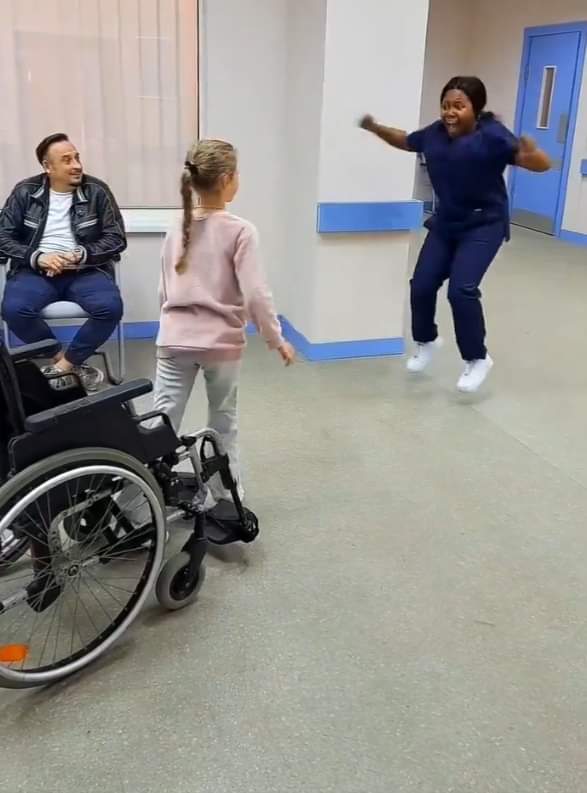 كانت تساعدها على المشي بعد عجزها.. ردة فعل ممرضة على تعافي طفلة صغيرة من رحلة علاج طويلة