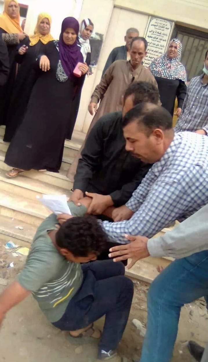 الشرقية: بالصور: موظف يعتدي بالضرب على شاب من ذوي الاحتياجات الخاصة