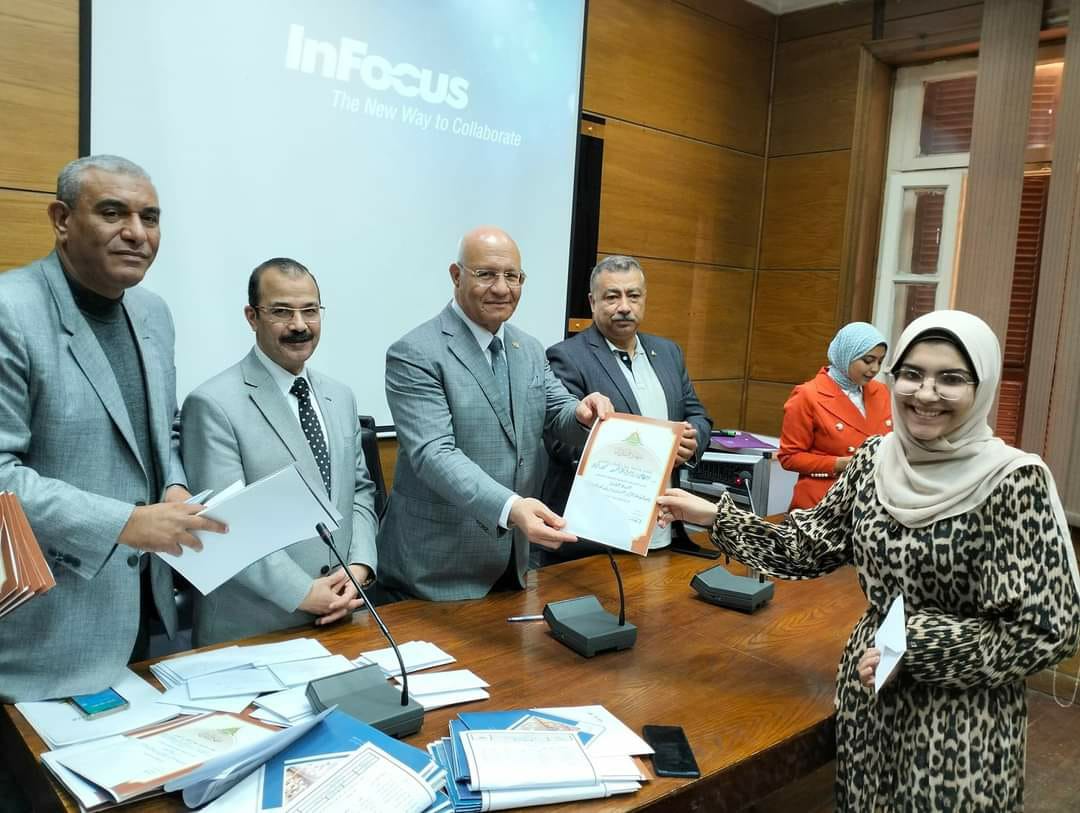 رئيس جامعة بنها يكرم الطلاب الفائزين فى المسابقات الثقافية 