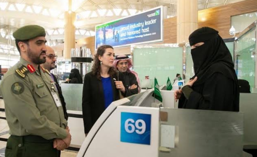 جوازات مطار الملك عبد العزيز الدولي تواصل جهودها في خدمة المعتمرين المغادرين إلى السودان