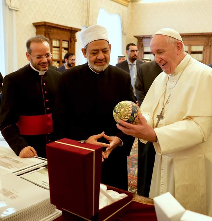 بالصور.. شيخ الأزهر وبابا الفاتيكان: ماضون قدمًا لتعزيز التعاون وتحقيق الإخاء الإنساني 