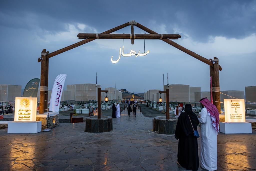 "صيف عسير" يستقبل السياح بالبرد والمطر