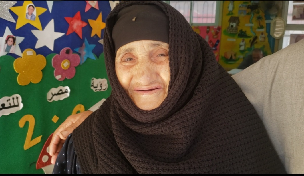 نجلة عم المشير أبو غزاله عمرها 85 جيت انتخب السيسى حبيب قلبى 