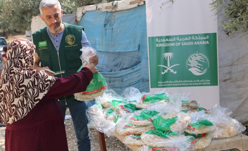 سلمان للإغاثة يوزع يومياً آلاف من أربطة الخبز للأسر اللاجئة في شمال لبنان