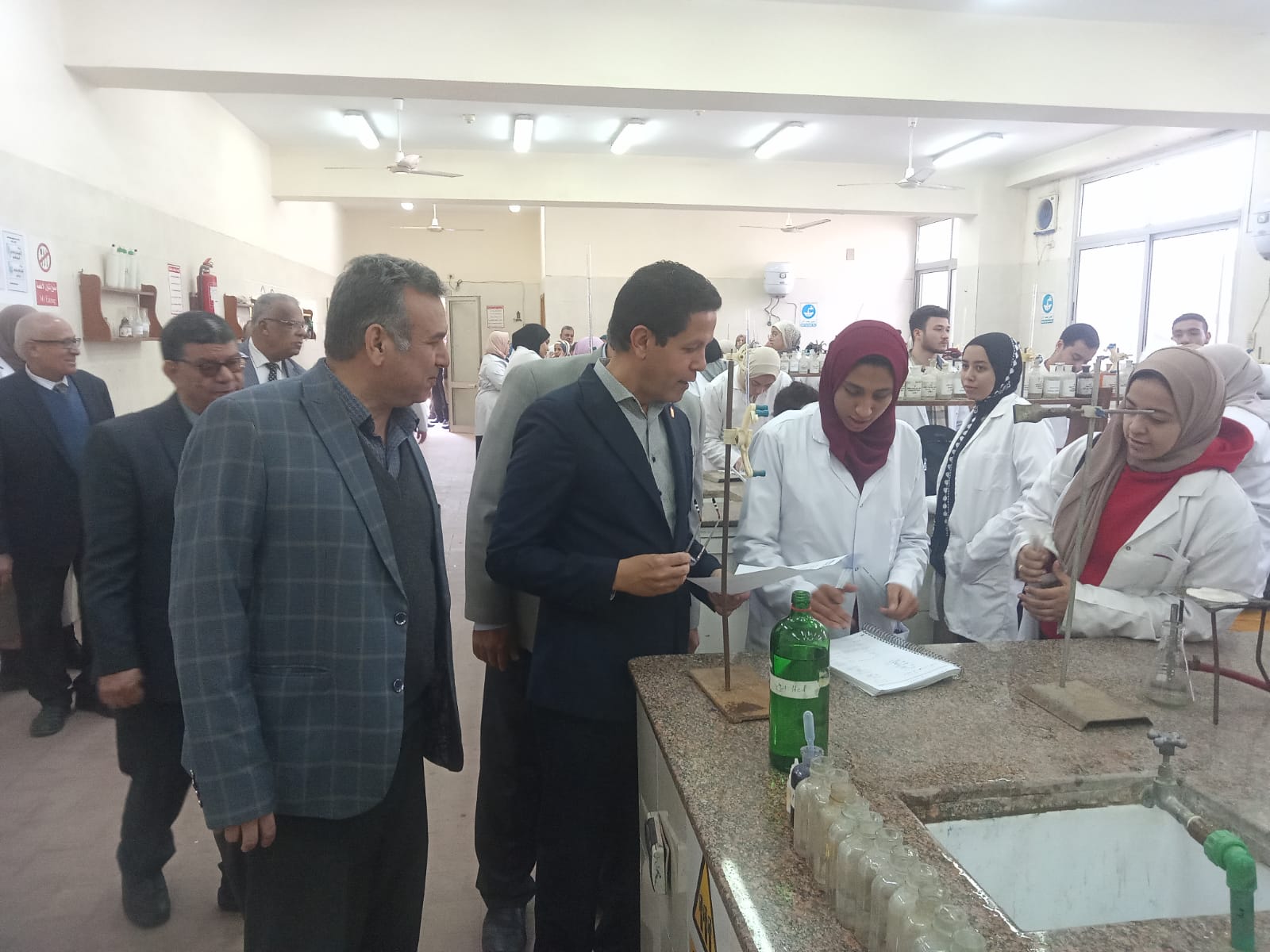 رئيس جامعة بنها يتفقد أعمال تجديد وتطوير مبني قسم وقاية النبات بكلية الزراعة 