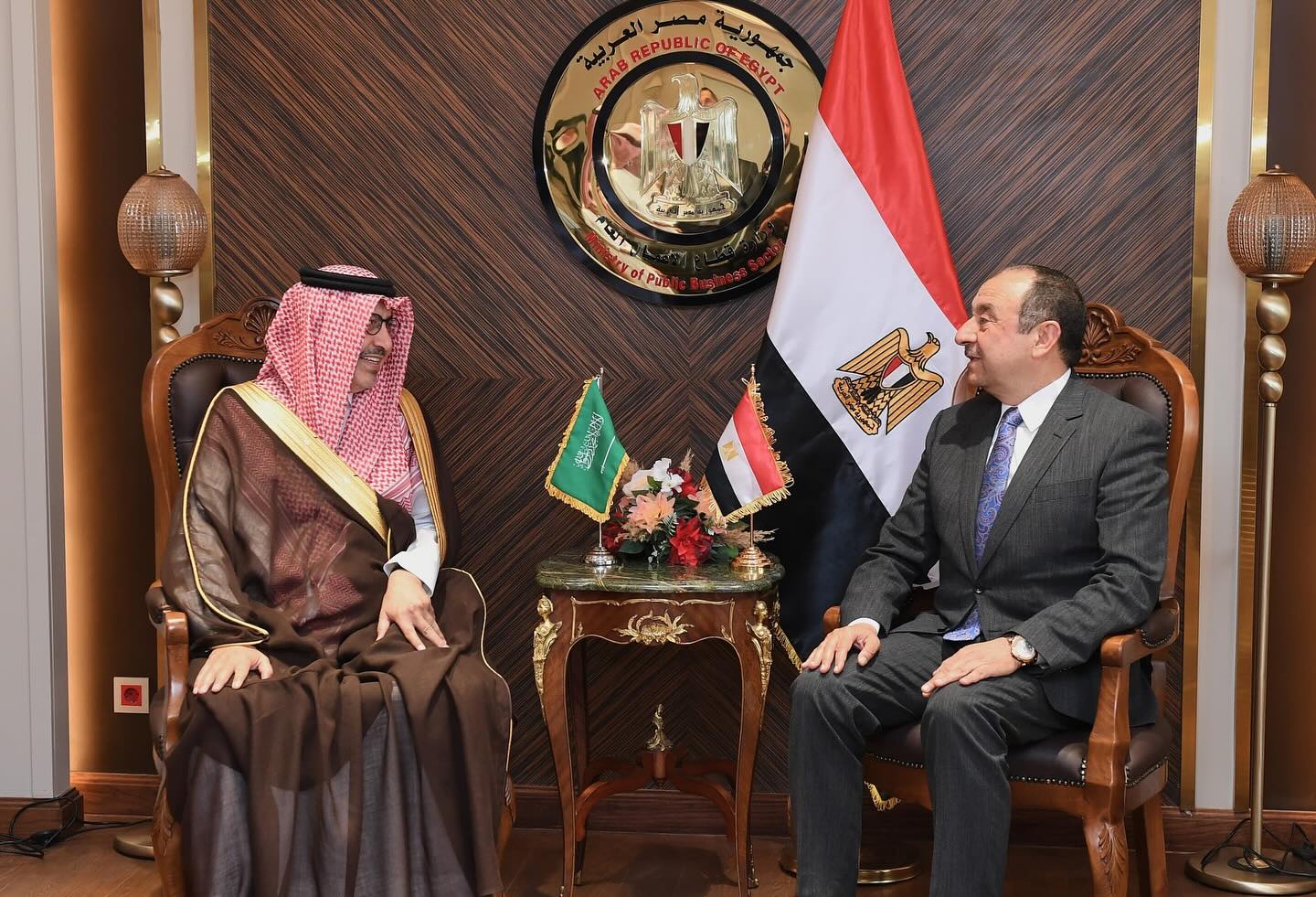 سفير المملكة لدى مصر يلتقي وزير قطاع الأعمال المصري