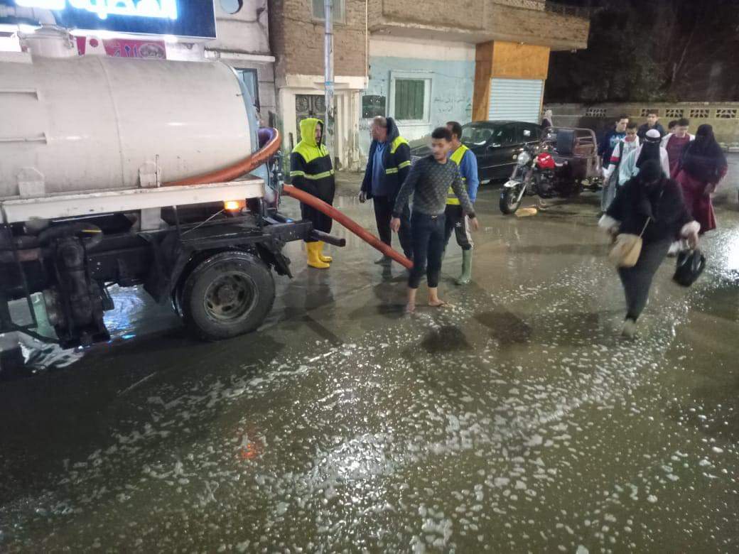 تعامل معدات مياه القليوبية مع مياه الأمطار مساء اليوم