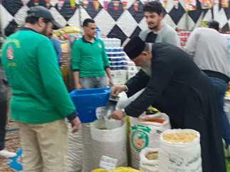 مطران كنيسة الكاثوليك بالغردقة يجهز شنط رمضان لتوزيعها على الأسر الأكثر احتياجا