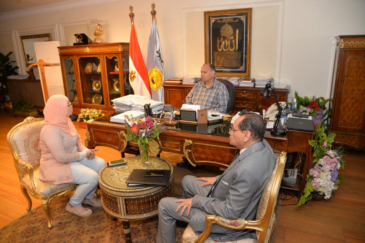 محافظ أسيوط يؤكد دعمه للمشروعات المتوسطة و المتناهية الصغر 