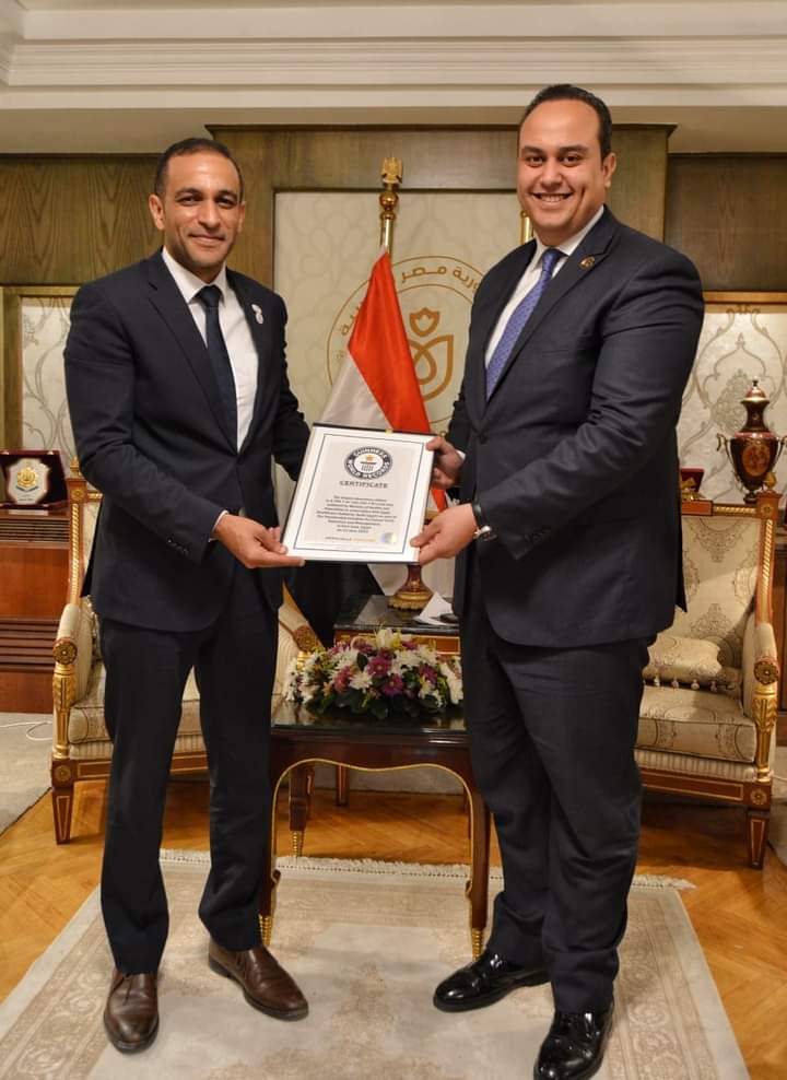 رئيس هيئة الرعاية الصحية يتسلم شهادة موسوعة جينيس للأرقام القياسية لتسجيل أكبر علامة للتوعية بالسرطان في العالم بمصر