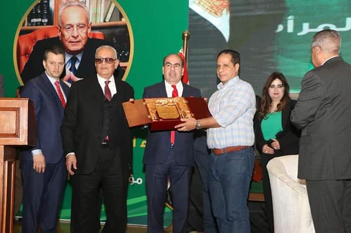 بالصور.. رئيس حزب الوفد يكرم صلاح توفيق وقيادات مبادرة" الوفد مع المرأة"