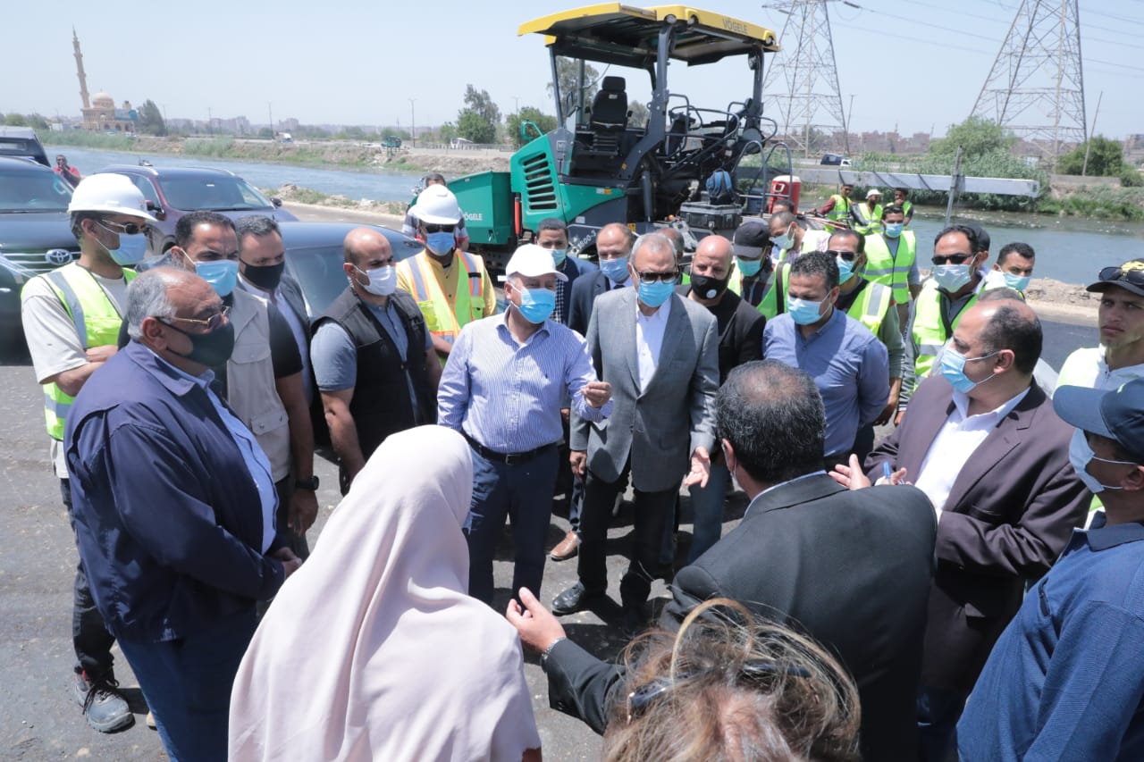 وزير النقل ومحافظ القليوبية يتفقدان إعمال تنفيذ المرحلة الاولى من مشروع انشاء طريق حي شرق الرياح التوفيقي من بنها الي المنصورة