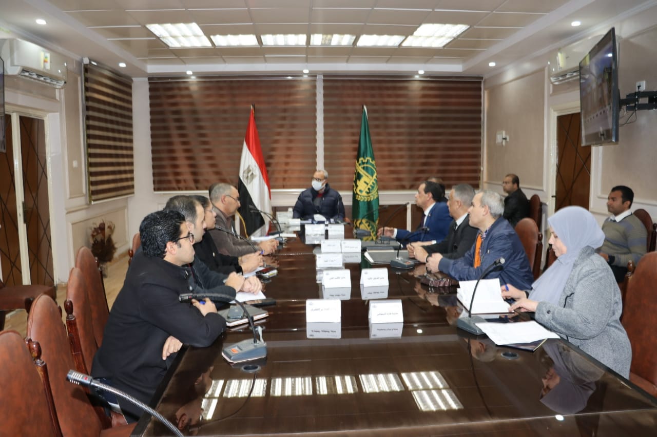 محافظ القليوبية يناقش استكمال مشاريع مدينة القناطر وكفر شكر