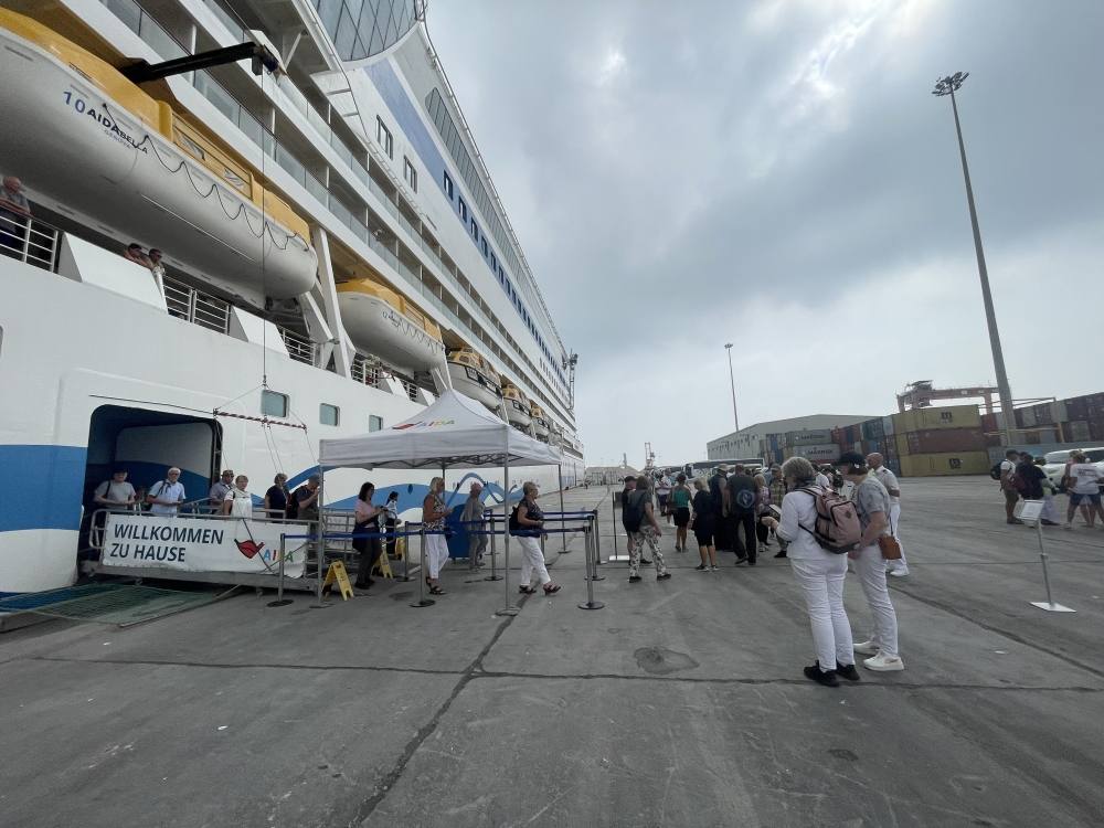 ميناء صلالة العُماني يستقبل سفينة سياحية أردنية