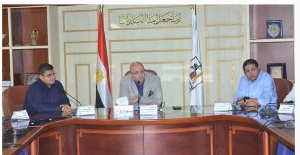 محافظ بني سويف يناقش حزمة إجراءات لرفع إنتاجية وتعظيم دور مشروعات الدواجن   