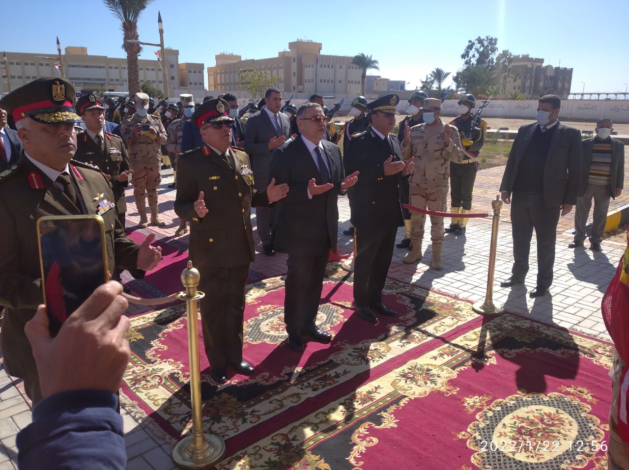 احتفالاً بالعيد القومي ال52..  محافظ البحر الأحمر يضع إكليلاً من الزهور علي النصب التذكاري بمقابر الشهداء بالغردقة