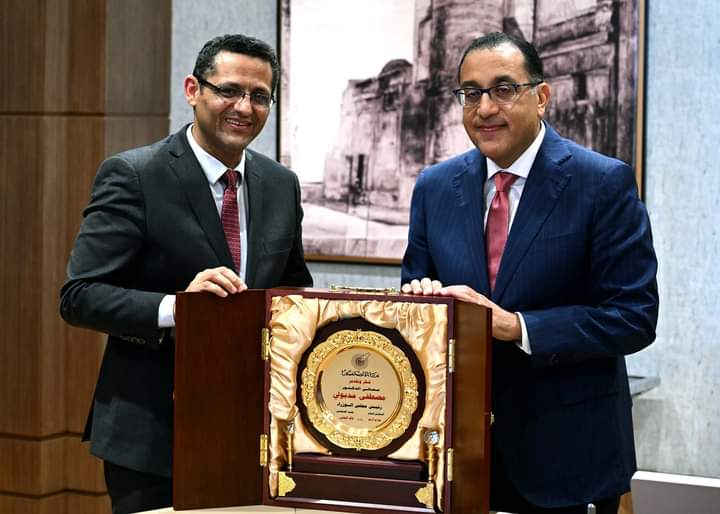 رئيس الوزراء يلتقي نقيب الصحفيين لمناقشة سبل تطوير ودعم مهنة الصحافة ودعم خدمات الصحفيين