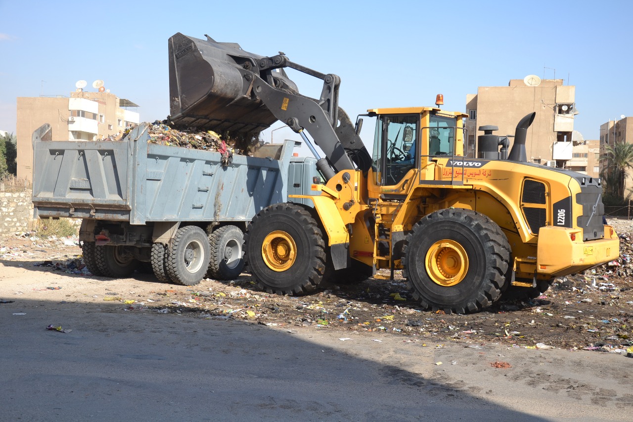 مستقبل وطن بالسويس يرفع المخلفات بمنطقة السادات بحى الأربعين
