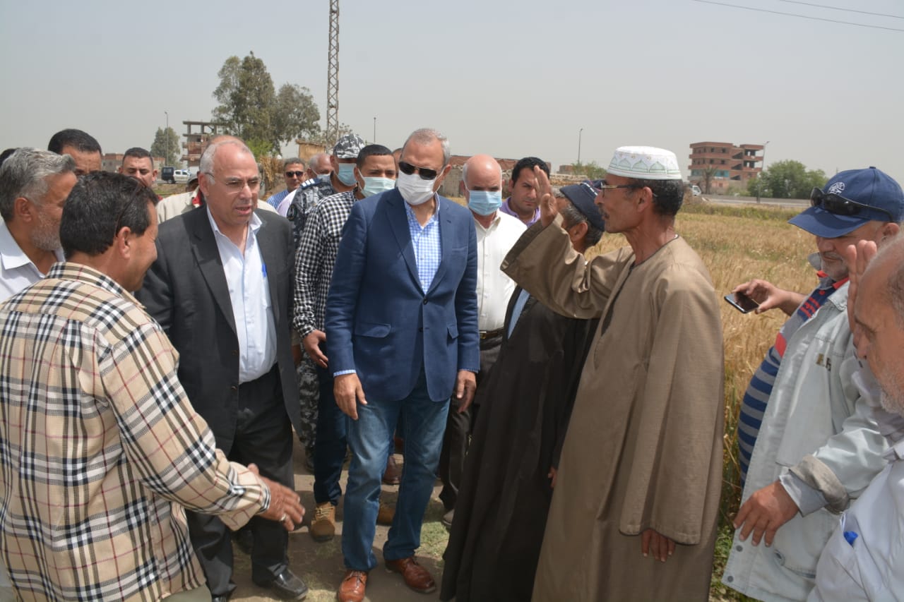 الهجان يتفقد عددا من حقول القمح بمدينتي كفر شكر والقناطر الخيرية ويشهد حصاد أحدهما ويلتقي المواطنين لحثهم على توريد القمح بالصوامع في موعده