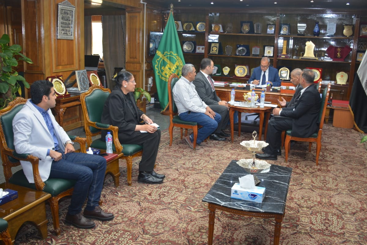 في إطار المشاركة المجتمعية مع المنطقة الجغرافية للبترول.....محافظ القليوبيه يعقد اجتماعا لمناقشة رفع كفاءة منظومة النظافة بمدينة شبرا