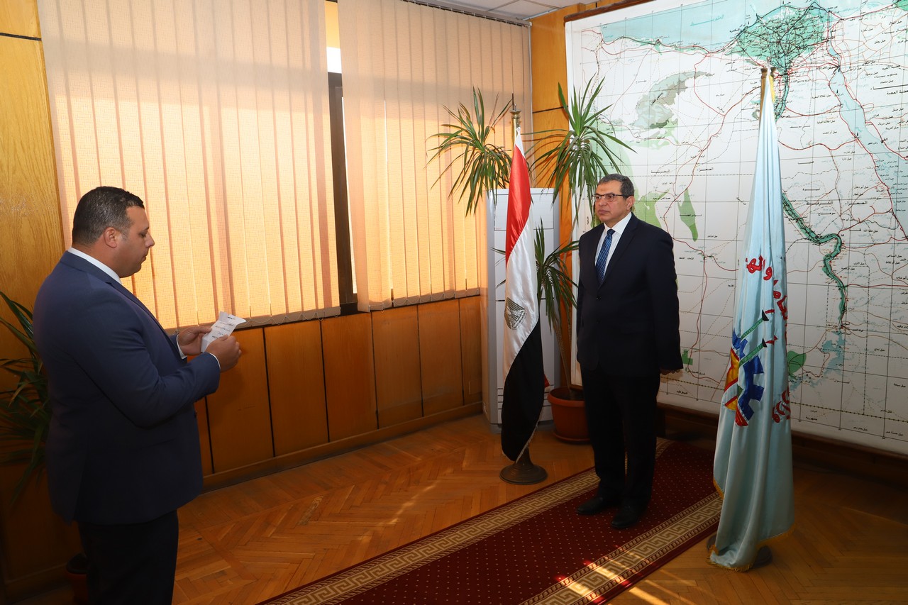 35 مفتشا للعمل يؤدون اليمين القانونية أمام وزير القوى العاملة