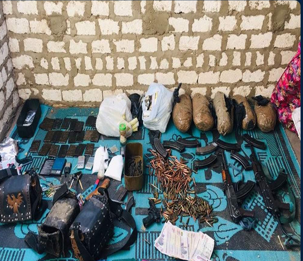 القبض علي تشكيل عصابي يدير بؤرة إجرامية بمحافظة أسوان وبحيازتهم أسلحة نارية