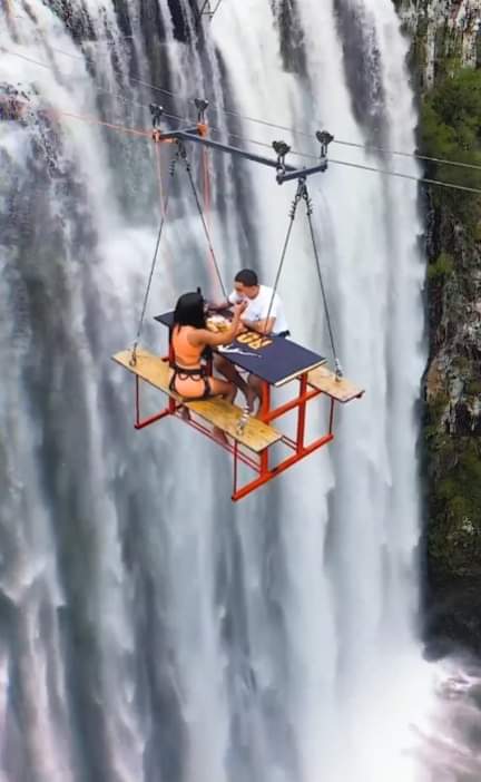 مغنٍّ شهير يتناول وجبة رومانسية مع صديقته في مكان لا يخطر على البال