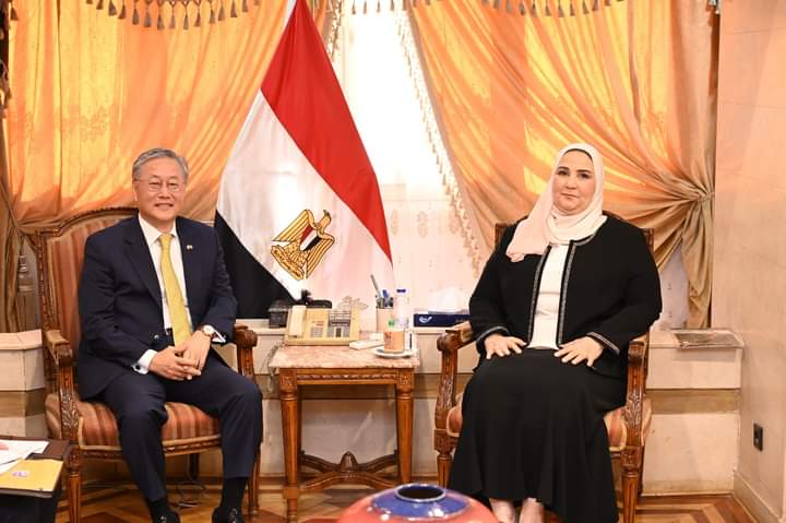 القباج تستقبل سفير كوريا الجنوبية بالقاهرة ويبحثان تعزيز آليات التعاون المشترك بين البلدين.. ويناقشان أوجه حماية العمالة غير المنتظمة.. وسبل مد التغطية التأمينية للعمالة المصرية بكوريا الجنوبية ونظيرتها بمصر