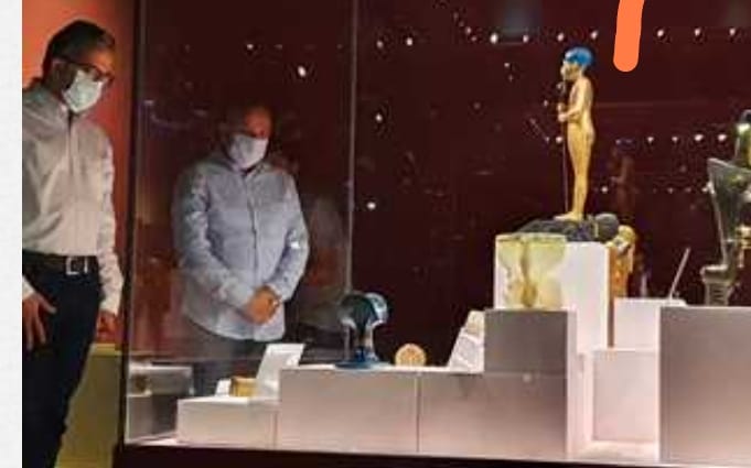 أيقونة القديس «نيقولاوس» تجذب السائحين فى الغردقة